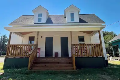Image de Novak Farmhouse - located 3 blocks from the Shiner Brewery