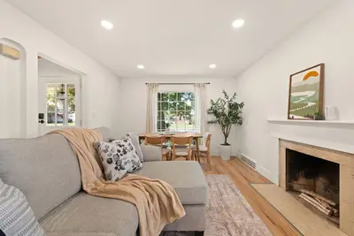 Image de 3br Home Bright & Open In Euclid Near Cleveland!