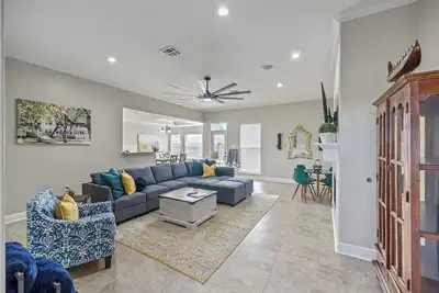 Image de Large Game Room Pool Table 3 King Beds Large Pool