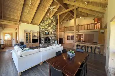 Image de Luxurious Log Home Retreat