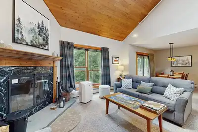 Image de Top-Floor Condo, ski-home trail, w/ fireplace, balcony, w/d, hot tub, pool, wifi