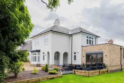 Image de Executive 4-bed house in vibrant village center\n\n