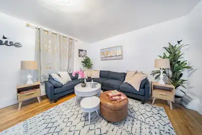 Image de South Akron 3 bedroom 1 bath home w king bed and Smart TVs