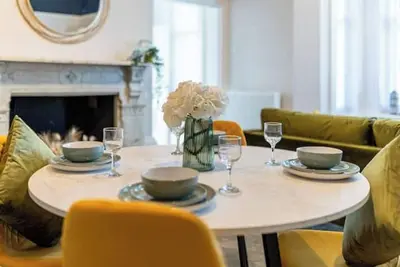 Image de Stylish 2 bed, 2 bath, ground floor apartment\n\n