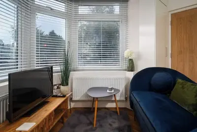 Image de Stylish open-plan one bed serviced apartment\n\n