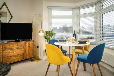 Image de Stylish 2 bed, 2 bath, first floor apartment\n\n