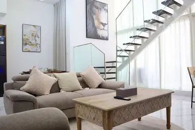 Image de Duplex Serenity: Your 2br Oasis in Masdar City