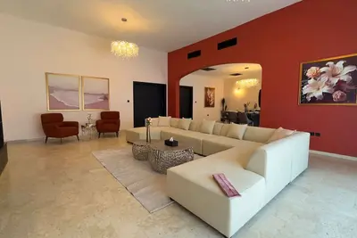Image de Your Dream Oasis: Stunning 5-Br Villa in Al Danah