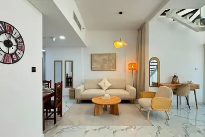 Image de Palm Grove: Elegant 2br Oasis