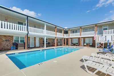 Image de Walk to North Myrtle Beach: Studio w/ Pool Access!