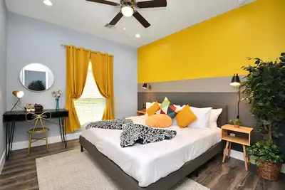 Image de Toby Mac- Toyota Center, Queen Beds, 500Mbps, Pets