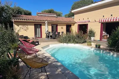 Image de Villa en bois avec piscine et jardin dans Montpellier proche tram et commerces