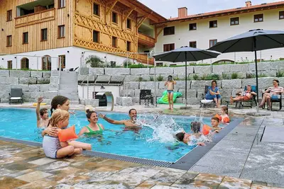Image de Vacation apartment Hochfelln, 1-6pers. , 2 sep. 1st bedroom, 1st floor, east-facing balcony with lake & distant view