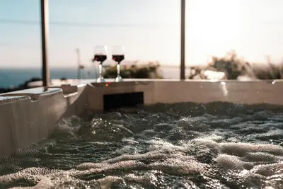 Image de Retreat by the Sea – Coastal Escape with Cozy Spa & Panoramic Ocean Sunset Views