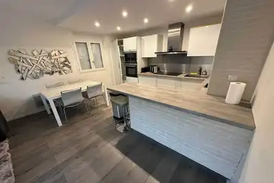 Image de Sublime logement de 2 chambres - piscine et tennis