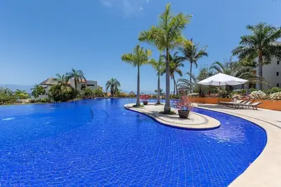 Image de Ocean Views with Heated Pool, Tennis & Gym Access