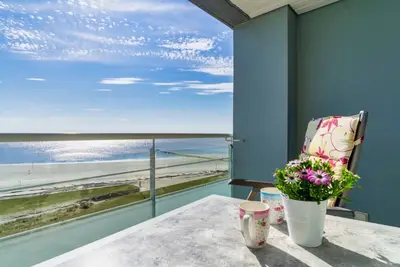 Image de Living with a sea view in the panorama apartment, directly on the beach, centrally located