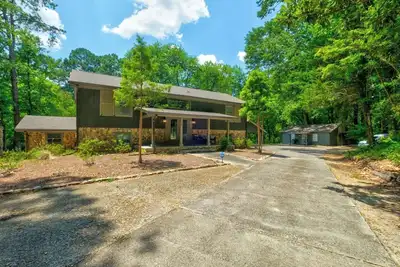 Image de Welcome to your Gorgeous Lake Side oasis in the heart of Newnan, Georgia! This 3-bed, 3-bath (2 pull out sofa beds). The Lake is perched on 11 acres of private and peaceful land, providing the perfect getaway for families or couples.