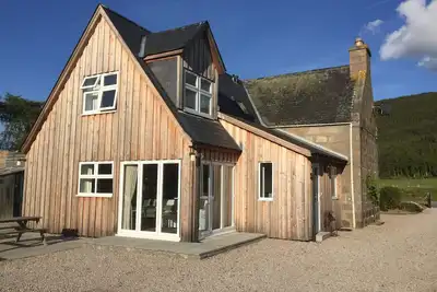 Image de Aberdeen Cottage, Ballater\nStunning views inc over the River Dee. 1/4 acre gdn.