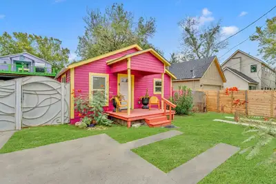 Image de Artsy East Austin Hideaway