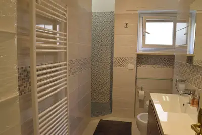 Image de modern apartment with a classic flair close to amenities