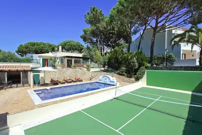 Image de Amazing 4 bedroom Villa with pool, landscaped gardens and pickleball court.