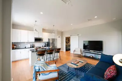 Image de AeroDynamic 2Br/2Ba with Office & Balcony