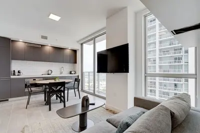 Image de Modern Private Condo Downtown - Gym, Pool, Bayview