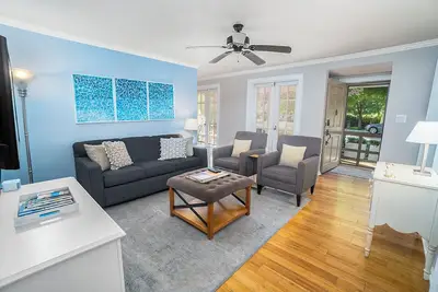 Charming downtown home with wifi and full kitchen - dog-friendly