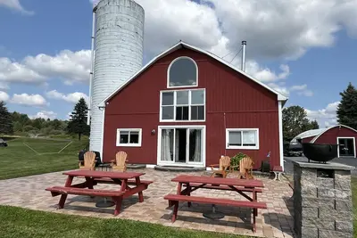 Image de Red Barn Retreat - Renovated Barn w/ huge patio near to Cdp