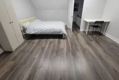 Image de Huge detach house with back yard steps to grocery stores public transit park