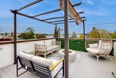 Image de Modern, urban townhome with rooftop patio views, gas grill and fire pit