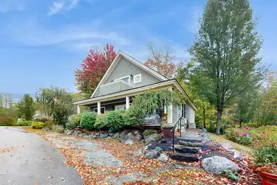 Image de Spacious Coastal Retreat with its Scenic Outdoor Spaces