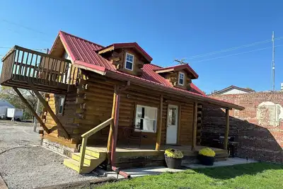Image de Cozy log cabin located in downtown Moravia, Iowa.