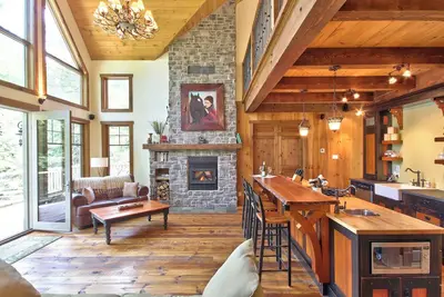 Image de Rustic cottage Tremblant - La Maison Rouge