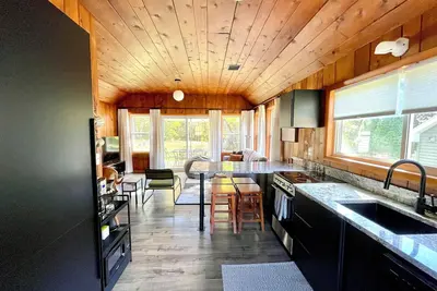 Image de Modern Cabin Higgins Lake; walk to Hiking, Xc Ski, River, Town, near golf + Orv
