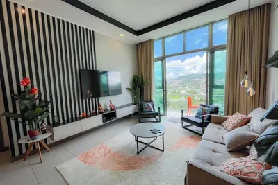 Luxury 3-br Penthouse Condo