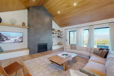 Image de Modern home with a hot tub, washer/dryer & spacious deck