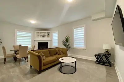 Image de Renovated & Chic Maple Heritage Home