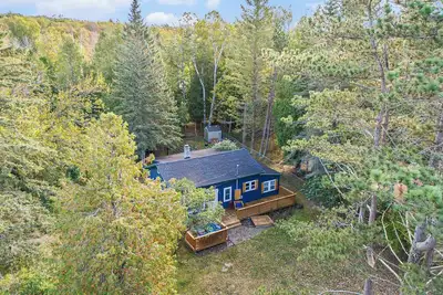 Image de New 2025: Wooded Retreat across from Lake Mi