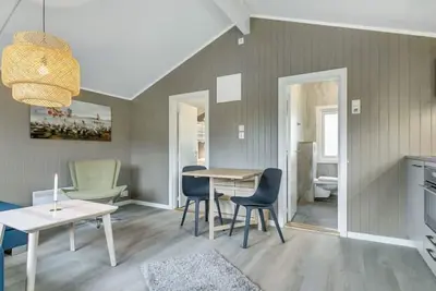 Image de \"Cozy cabin surrounded by nature and fjords, perfect for a peaceful moment. \"