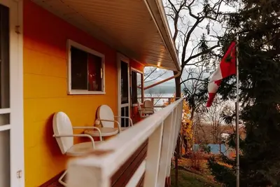 Image de Lake view, beach access, vintage cottage getaway with sauna!