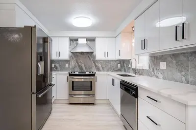 Image de Centrally located around major tourist attractions in Vancouver. Peaceful, clean