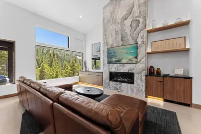 Image de Luxury Townhome, Steps From Ski Lifts w/ Private Hot Tub & Mountain Views!