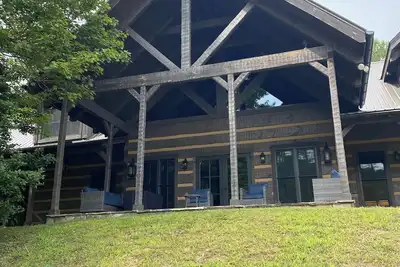 Image de Spacious lodge in peaceful mountain cove with trails, pond, waterfalls and more!