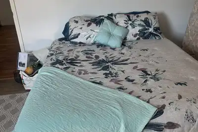 Image de The Hideaway - 3-bedroom apartment one block from Crystal Lake beach.