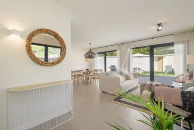 Image de Villa, avec piscine et barbecue, à deux minutes à pied de la plage de Costabella