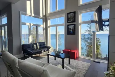 Image de Brand new waterfront Luxe lake house for a beautiful week/end away!