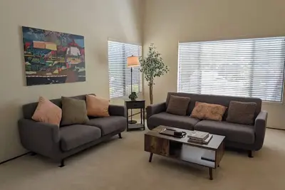 Image de Serene & Sunlit Cozy Retreat