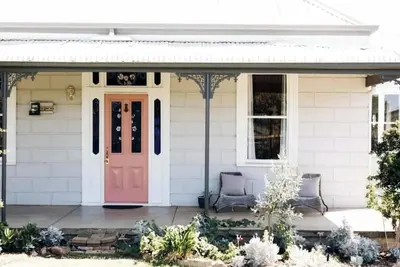 Image de Country House - sleeps 6-8. Vineyard views & stroll to town. Pet Friendly! \n